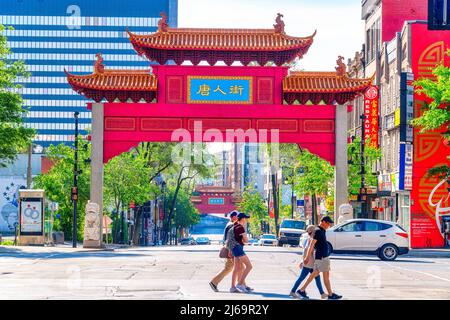 Petit groupe de touristes ou de personnes marchant près du Paifang dans le quartier de Chinatown. Banque D'Images