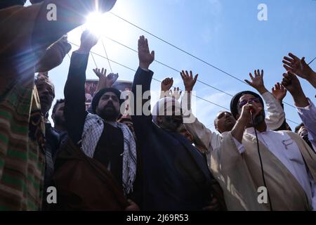 Cachemire, Inde. 29th avril 2022. Les musulmans du Cachemire marchent lors d'un rassemblement marquant le jour d'al-Qods (Jérusalem) à Srinagar, Jammu-et-Cachemire. - Une initiative lancée par feu le dirigeant révolutionnaire iranien, l'ayatollah Ruhollah Khomeini, le jour du Qods, se tient chaque année le dernier vendredi du mois de jeûne musulman du Ramadan. (Photo par Adil Abass/Pacific Press) Credit: Pacific Press Media production Corp./Alay Live News Banque D'Images