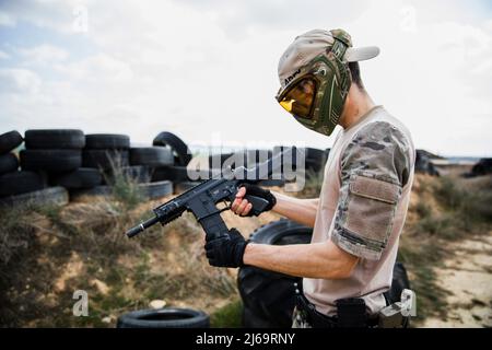 Le soldat se prépare à une partie d'air doux Banque D'Images