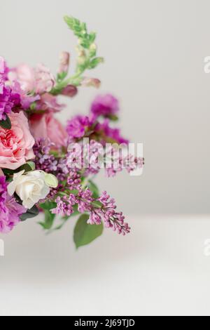 gros plan des lilas et des fleurs de printemps pourpres à l'intérieur Banque D'Images
