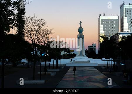 San Salvador, El Salvador - 29 janvier 2022 : monument du Divin Sauveur du monde situé à San Salvador et représentant Jésus debout sur un pla Banque D'Images