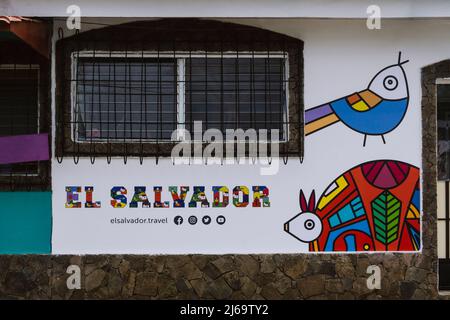 Juayua, El Salvador - 29 janvier 2022 : façade d'un bâtiment avec image publicitaire pour visiter El Salvador Banque D'Images