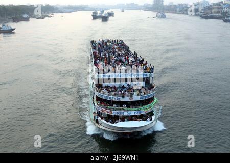 Dhaka, Bangladesh. 29th avril 2022. 29 avril 2022, Dhaka, Bangladesh : des ferries remplis de voyageurs sont visibles au terminal de Sadarghat. À l'approche du festival d'Eid-ul-Fitr, des milliers d'habitants de la capitale bangladaise ont afflué hors de la ville pour rejoindre le festival avec leur kith et leurs proches dans les maisons du village. Les musulmans du Bangladesh célébreront Eid-ul-Fitr. Le 29 avril 2022 à Dhaka, au Bangladesh. (Credit image: © Habibur Rahman/eyepix via ZUMA Press Wire) Credit: ZUMA Press, Inc./Alamy Live News Banque D'Images