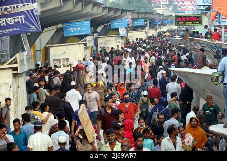 Dhaka, Bangladesh. 29th avril 2022. 29 avril 2022, Dhaka, Bangladesh : des ferries remplis de voyageurs sont visibles au terminal de Sadarghat. À l'approche du festival d'Eid-ul-Fitr, des milliers d'habitants de la capitale bangladaise ont afflué hors de la ville pour rejoindre le festival avec leur kith et leurs proches dans les maisons du village. Les musulmans du Bangladesh célébreront Eid-ul-Fitr. Le 29 avril 2022 à Dhaka, au Bangladesh. (Credit image: © Habibur Rahman/eyepix via ZUMA Press Wire) Credit: ZUMA Press, Inc./Alamy Live News Banque D'Images