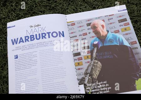 Un aperçu général du programme de la journée de match montrant Mark Warburton, directeur des Queens Park Rangers, à Londres, Royaume-Uni, le 4/29/2022. (Photo de Ryan Browne/News Images/Sipa USA) Banque D'Images