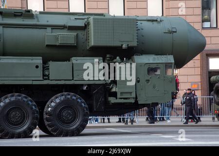 Moscou, Russie. 28th avril 2022. Un lanceur mobile transportant un yars, des missiles balistiques intercontinentaux armés thermonucléaires, se dirige vers la place Rouge pour une répétition de la parade du jour de la victoire du 9 mai prochain. Le défilé marque le 77th anniversaire de la victoire des alliés sur les forces nazies pendant la Seconde Guerre mondiale Banque D'Images