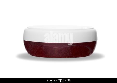 soufflé à la crème rouge ou gommage dans un pot en plastique transparent avec couvercle blanc sur fond blanc isolé Banque D'Images