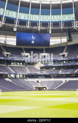 Vue sur le terrain vide et le stand du stade de football Tottenham Hotspur Banque D'Images