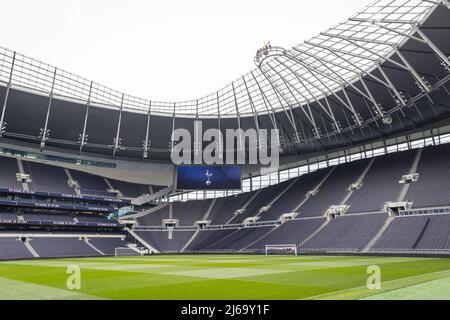 Vue sur le terrain vide et le stand du stade de football Tottenham Hotspur Banque D'Images