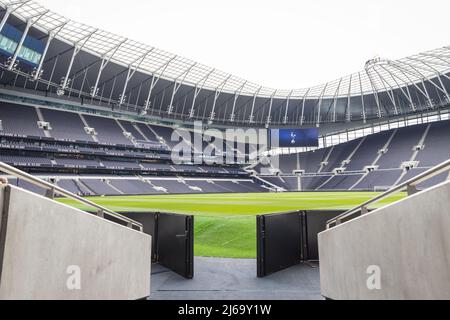 Vue sur le terrain vide et le stand du stade de football Tottenham Hotspur Banque D'Images