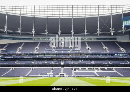 Vue sur le terrain vide et le stand du stade de football Tottenham Hotspur Banque D'Images