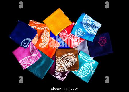 Magnifique foulard turc oriental avec des photos de soie naturelle sur fond noir Banque D'Images