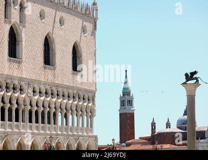 Venise, VE, Italie - 13 juillet 2020 : vue touristique caractéristique de l'île vénitienne avec le Palais Ducal et le clocher de l'église Saint Banque D'Images