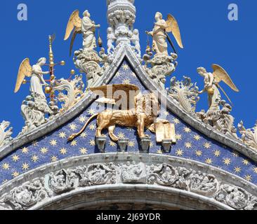 Venise, VE, Italie - 13 juillet 2020 : Lion ailé de Saint-Marc en symbole d'or de l'île italienne de Venise Banque D'Images