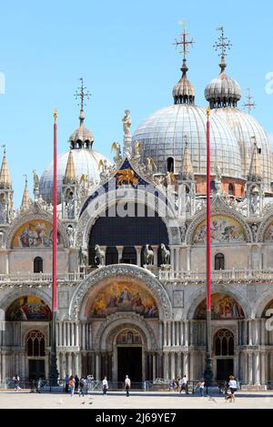 Venise, VE, Italie - 13 juillet 2020 : façade de la basilique Saint-Marc avec des dômes et peu de personnes pendant le confinement italien Banque D'Images