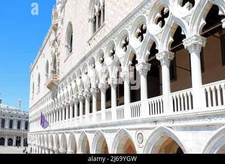 Venise, VE, Italie - 13 juillet 2020: Détail de la façade du Palais de Doge appelé Palazzo Ducal en langue italienne Banque D'Images