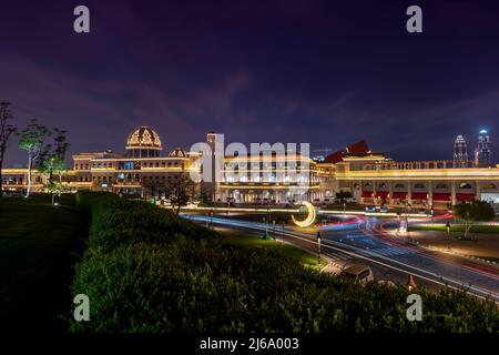 Katara Kultural village vue des Galeries Lafayette, destination touristique populaire à Doha, Qatar Banque D'Images