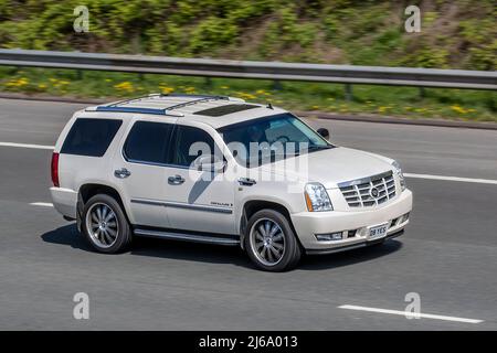 2006 blanc escalade essence de Cadillac, 6,2 V8 VVT Sport Luxe 5dr Auto 6200cc à moteur à gauche américain sur l'autoroute M61 à Manchester, au Royaume-Uni Banque D'Images