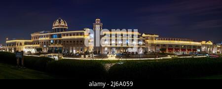 Katara Kultural village vue des Galeries Lafayette, destination touristique populaire à Doha, Qatar Banque D'Images