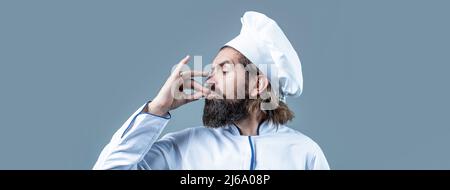 Chef professionnel montrant le signe de délicieux. Chef cuisinier, faites un délicieux geste en vous embrassant les doigts. Chapeau de cuisinier. Cuisinier barbu, cuisiniers ou boulanger Banque D'Images