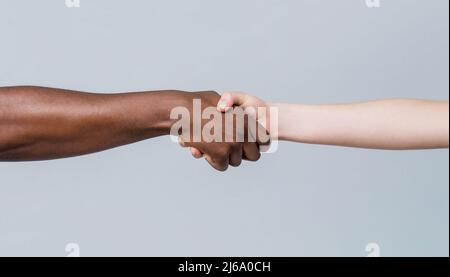 Femme et femme africaine main. Aide à la main, sauvetage, personnes multiathniques. Mains d'aide, geste de secours. Mains humaines noires et blanches. Afrique et Banque D'Images