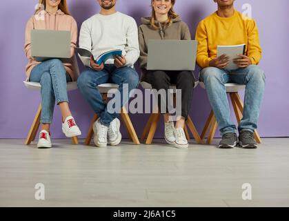 Les jeunes utilisent des ordinateurs portables et des ordinateurs portables pour se préparer à des conférences, des examens et des entrevues. Banque D'Images