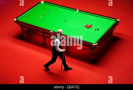 John Higgins en Écosse en action contre Ronnie O'Sullivan en Angleterre pendant le 14 e jour du Championnat du monde de Snooker de Betfred au Crucible, Sheffield. Date de la photo: Vendredi 29 avril 2022. Banque D'Images