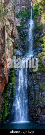 Cascade de Vau da Noiva (voile de la mariée) entre les rochers et la végétation typique du Cerrado à Serra do OPIC dans l'état de Minas Gerais, B. Banque D'Images