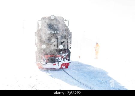 Grande clé d'un train à vapeur en hiver à Brocken, Allemagne Banque D'Images