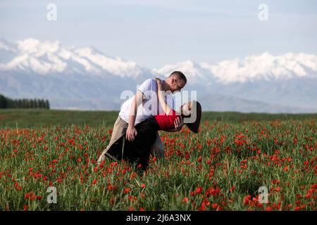 Champs de pavot près du village de Leninskoe près de la ville de Bichkek au Kirghizistan. Banque D'Images