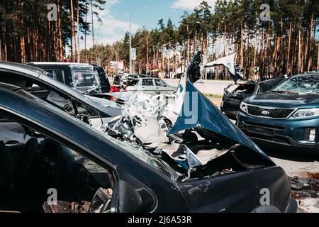 Irpin, région de Kiev, Ukraine - 28 avril 2022 : cimetière de voitures à Irpin, conséquences de l'invasion de l'armée russe en Ukraine. Voitures détruites de c Banque D'Images