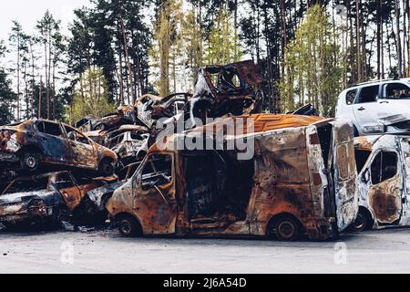 Irpin, région de Kiev, Ukraine - 28 avril 2022 : cimetière de voitures à Irpin, conséquences de l'invasion de l'armée russe en Ukraine. Voitures détruites de c Banque D'Images