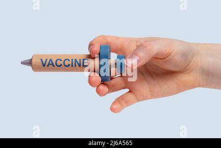 Concept de vaccination. Modèle de seringue avec vaccin mot dans la main de femme. COVID, grippe, rougeole, autres maladies. Photo de haute qualité Banque D'Images