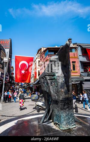 Istanbul, Turquie - avril 2022 : monument Besiktas Eagle au centre de la région de Besiktas, un quartier populaire d'Istanbul, Turquie. Banque D'Images