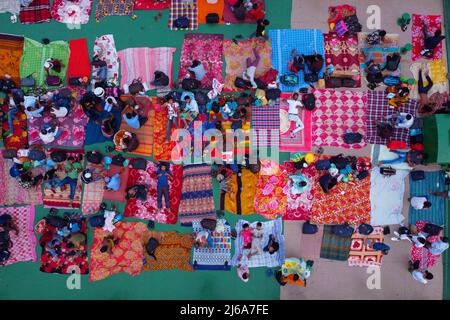 29 avril 2022, Dhaka, Dhaka, Bangladesh : les vacanciers bangladais ne se sont pas installés à l'intérieur, tandis qu'ils rentrent chez eux avec leurs familles à l'approche du plus grand festival musulman, Eid al-Fitr, au terminal de lancement de Sadarghat à Dhaka, au Bangladesh. Des milliers d'habitants de la ville de Dhaka ont commencé à quitter la ville pour leur ville natale dans une tentative désespérée de célébrer le festival Eid al-Fitr. Sans sièges à l'intérieur, de nombreux navetteurs décident de prendre les risques et de choisir une vue sur le toit pour leur voyage hors de la ville de Dhaka. Les musulmans du monde entier célèbrent Eid al-Fi Banque D'Images