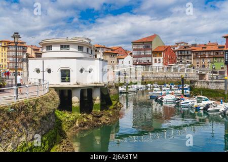 Llanes, Asturies, Espagne, 24 juillet 2021. Port de la ville de Llanes dans la mer Cantabrique, dans les Asturies. Banque D'Images