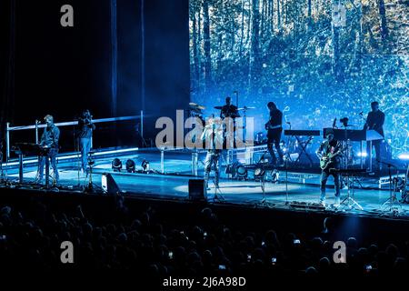 Copenhague, Danemark. 29th, avril 2022. Le groupe pop norvégien a-ha joue un concert à la Royal Arena de Copenhague. Ici, le chanteur Morten Harket est vu en direct sur scène avec Magne Furuholmen (L) et le guitariste Paul Waaktaar-Savoy (R). (Crédit photo: Gonzales photo - Lasse Lagoni). Credit: Gonzales photo/Alamy Live News Banque D'Images