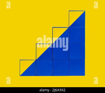 Cubes en forme d'escaliers. Développement professionnel et développement, succès et progrès. Échelle de carrière à partir de blocs jaune et bleu. Photo de haute qualité Banque D'Images