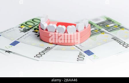 Modèle à mâchoires avec billets en euros. Concept de l'argent pour la guérison des dents. Économies financières pour les soins dentaires. Photo de haute qualité Banque D'Images