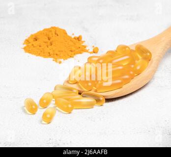 Médecine naturelle alternative. Omega 3 et Turmeric. Concept de superalimentation, de détox ou de régime. Mise en page de l'arrière-plan avec espace de texte libre. Photo. Banque D'Images