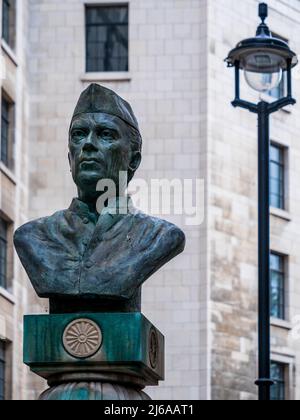 Buste de Jawaharlal Nehru, premier ministre de l'Inde 1947-64, à l'extérieur de la maison de Londres de l'Inde. Le buste a été dévoilé par le premier ministre John Major en 1991. Banque D'Images