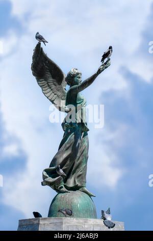 Ange Statue de la victoire pigeons sur elle dans le port de Mandraki. Banque D'Images