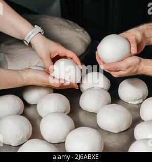 Machines à pizza et boulettes de pâte pour la pâtisserie, concept de restaurant Banque D'Images