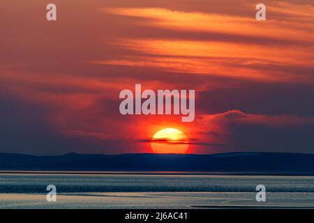 Heysham, Royaume-Uni. 29th avril 2022, les couchers de soleil à travers la baie de Morecambe derrière la Furness Penninsula crédit: PN News/Alamy Live News Banque D'Images