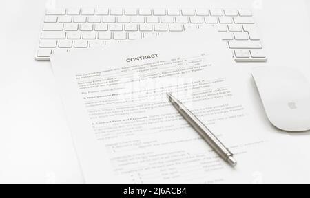 Le stylet pour signer le contrat sur le clavier, la souris. Mise au point sélective Banque D'Images