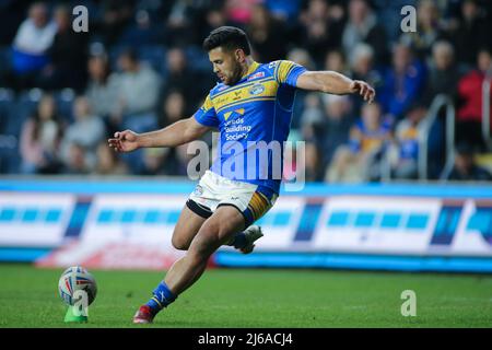 Headingley Stadium, Leeds, West Yorkshire, 29th avril 2022. Betfred Super League Leeds Rhinos vs Hull KR Rhyse Martin de Leeds Rhinos lance le coup de pied de but de pénalité contre Hull Kingston Rovers. Crédit : Touchlinepics/Alamy Live News Banque D'Images