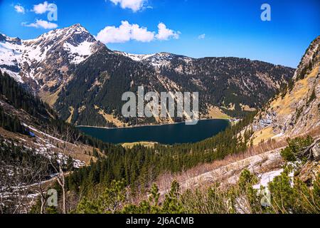 Vilsalpsee au printemps avec des montagnes en arrière-plan Tannheimer Tal Autriche Banque D'Images
