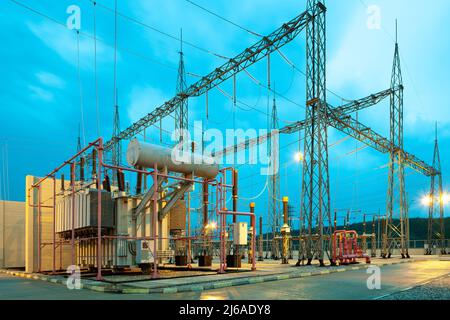 Transformateur de puissance dans la sous-station électrique extérieure haute tension Banque D'Images