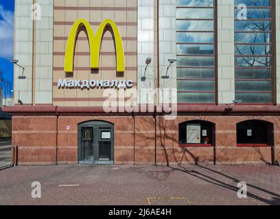 Moscou. Russie. 26 avril 2022. Vue d'un restaurant McDonald's vide fermé en raison de sanctions économiques contre la Russie. Sanctions contre la Russie en raison d'une opération militaire spéciale en Ukraine. Banque D'Images