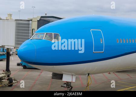 Avion à l'aéroport avec service au sol avant le vol Banque D'Images